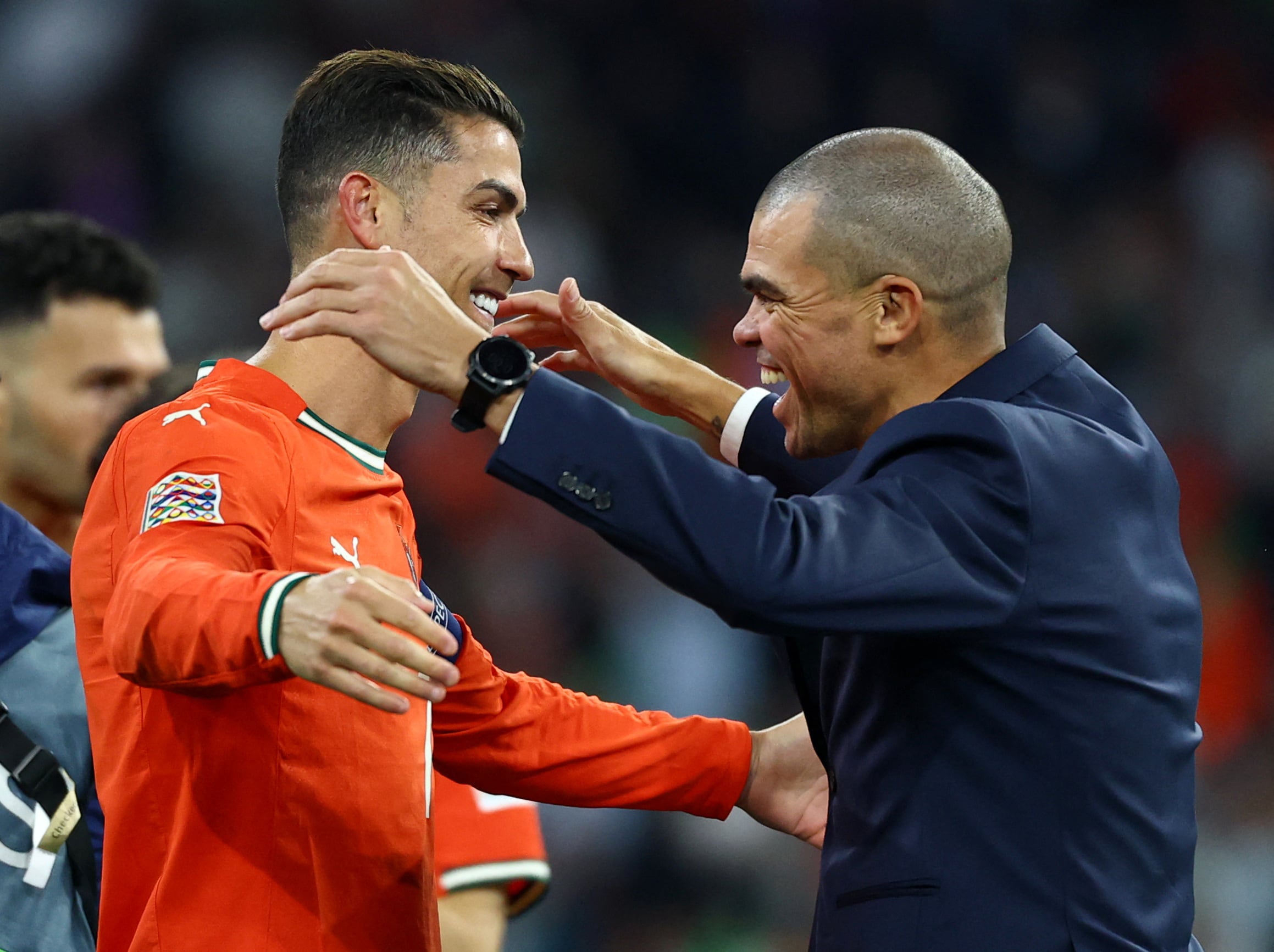Ronaldo junto a Pepe, otra leyenda de Portugal (REUTERS/Kai Pfaffenbach)