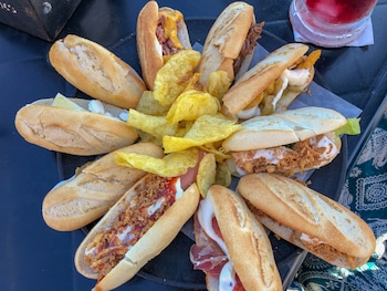 Surtido de montaditos en una bandeja de 100 Montaditos