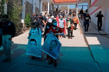 Padres de Ayotzinapa recorren funeraria
