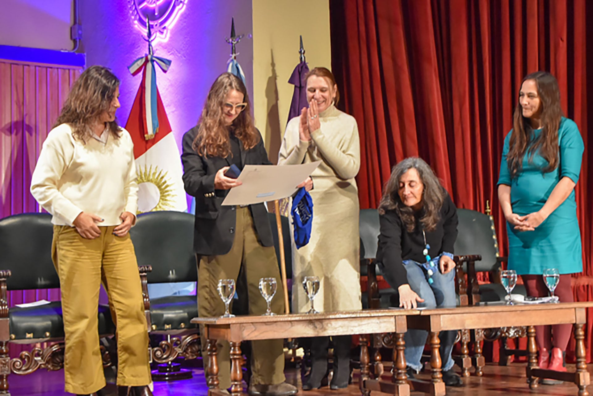 Lucrecia Martel recibe el diploma y la medalla de Doctora Honoris Causa de la Universidad Nacional de Córdoba durante el acto realizado el viernes 14 de agosto