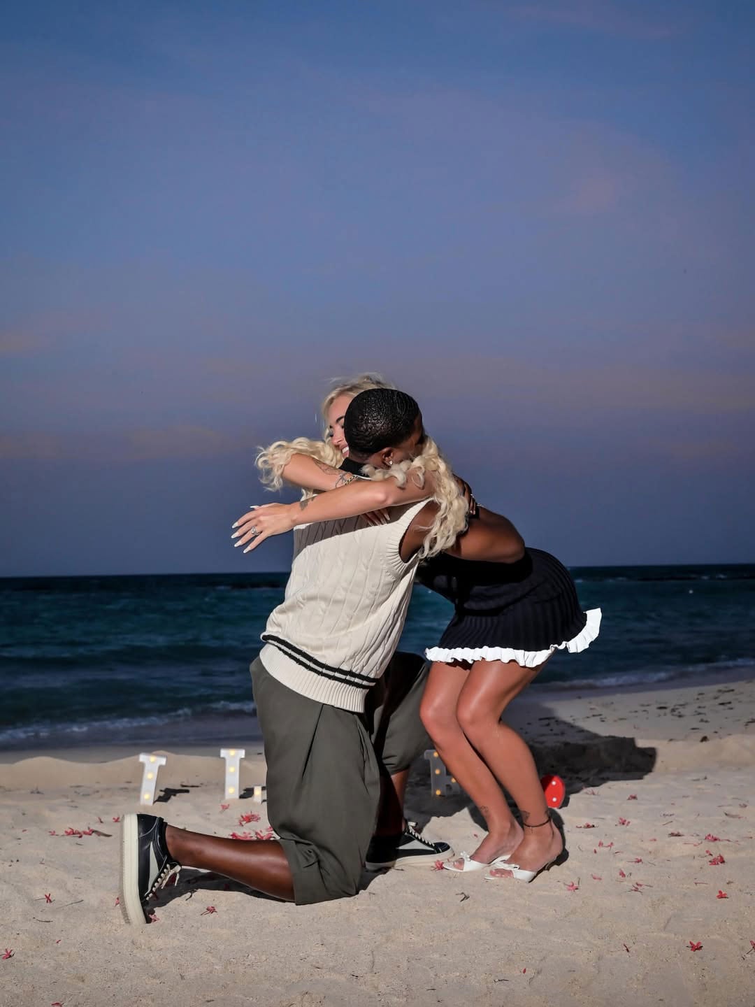 Alisha Lehmann y Montel McKenzie se abrazan en la playa tras la propuesta de casamiento (Instagram)