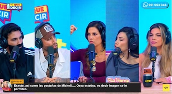 Cinco personas, tres hombres y dos mujeres, sentadas en una mesa de estudio con auriculares y micrófonos, frente a un fondo azul con gráficos de televisión
