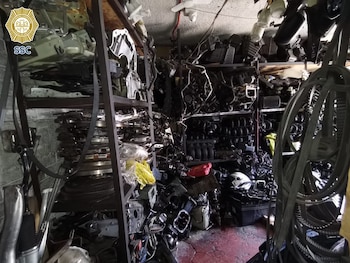 Más de 30 toneladas de autopartes quedaron bajo custodia después de que efectivos de la Secretaría de Seguridad Ciudadana de la Ciudad de México (SSC-CDMX) ejecutara dos órdenes de cateo en la Alcaldía Iztapalapa. Crédito: SSC-CDMX