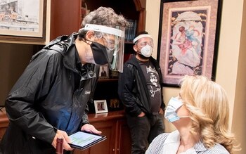 Érika Buenfil recibiendo instrucciones para