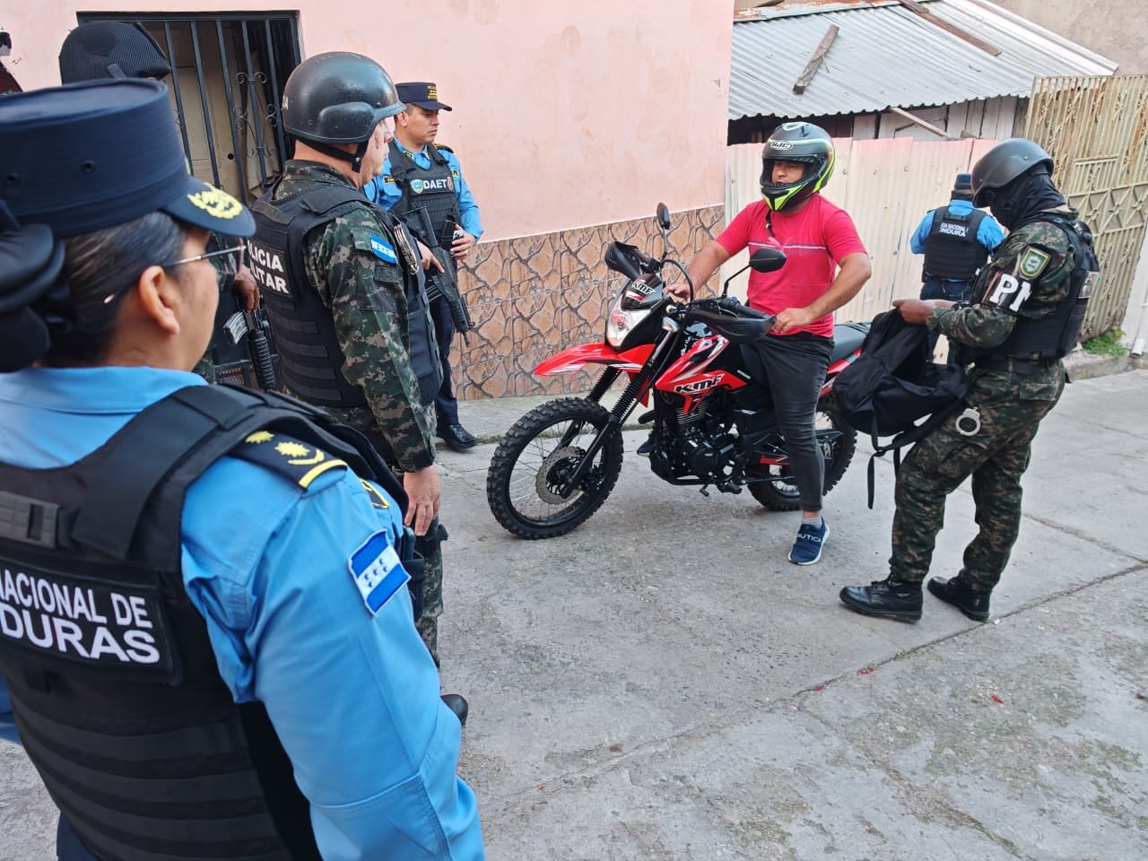 El retiro de grafitis con símbolos de pandillas fue destacado por Zambrano como una acción que busca recuperar espacios públicos y enviar un mensaje contra estas organizaciones. (Foto: DAET)