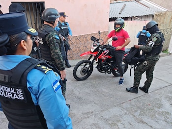 El retiro de grafitis con símbolos de pandillas fue destacado por Zambrano como una acción que busca recuperar espacios públicos y enviar un mensaje contra estas organizaciones. (Foto: DAET)