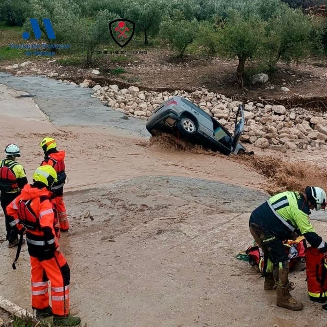 Efectivos del CPB rescatan a un hombre de su coche tras quedar atrapado en el arroyo del Algibe, en el municipio malagueño de Álora (Europa Press)