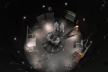 Esta fotografía, proporcionada por la NASA, muestra a Kieran Wilson, investigador principal de LINK, y a Hunter Robertson, ingeniero de sistemas espaciales, ambos de Katalyst Space, junto a su nave espacial dentro del SES (Simulador de Entorno Espacial) en el Centro de Vuelos Espaciales Goddard de la NASA en Greenbelt, Maryland, antes de las pruebas de vacío térmico (NASA)