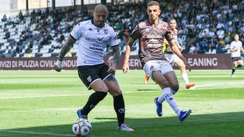 Gianluca Lapadula conduciendo una pelota mientras sufre la marca de un oponente. - Crédito: Spezia