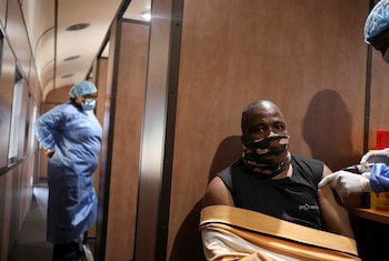 Dennis Malattji es una de las pocas personas vacunadas en Sudáfrica. Solo el 24% de la población general de ese país tiene el esquema completo (REUTERS/Siphiwe Sibeko/Archivo)