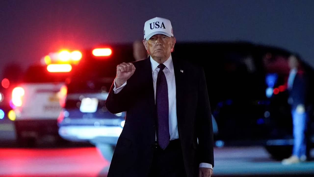El presidente de EE.UU., Donald Trump, aparece con una gorra blanca de