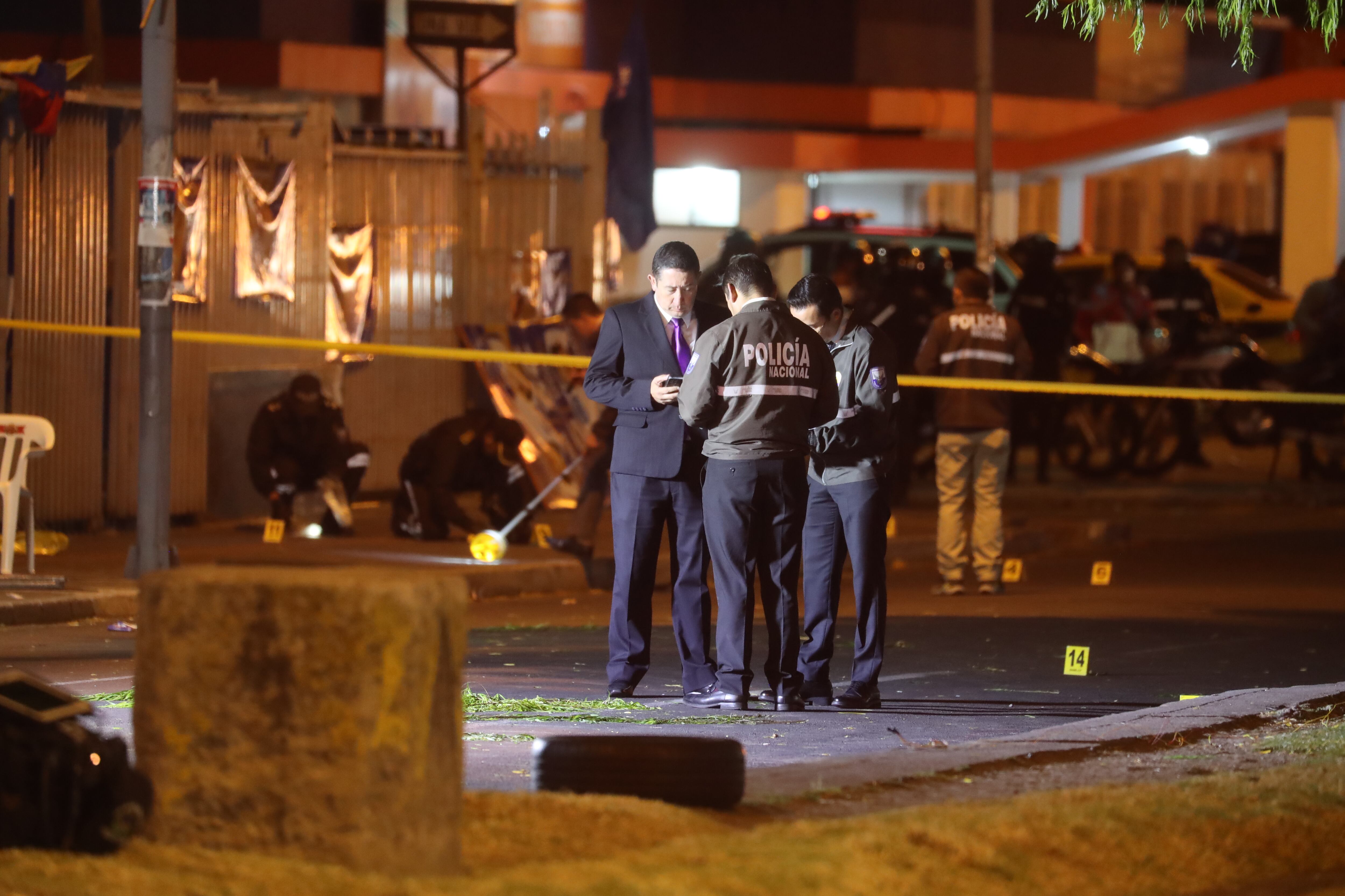Peritos forenses trabajan en la zona donde fue asesinado el candidato a la Presidencia de Ecuador Fernando Villavicencio, en Quito (Ecuador), en una fotografía de archivo. EFE/ José Jácome