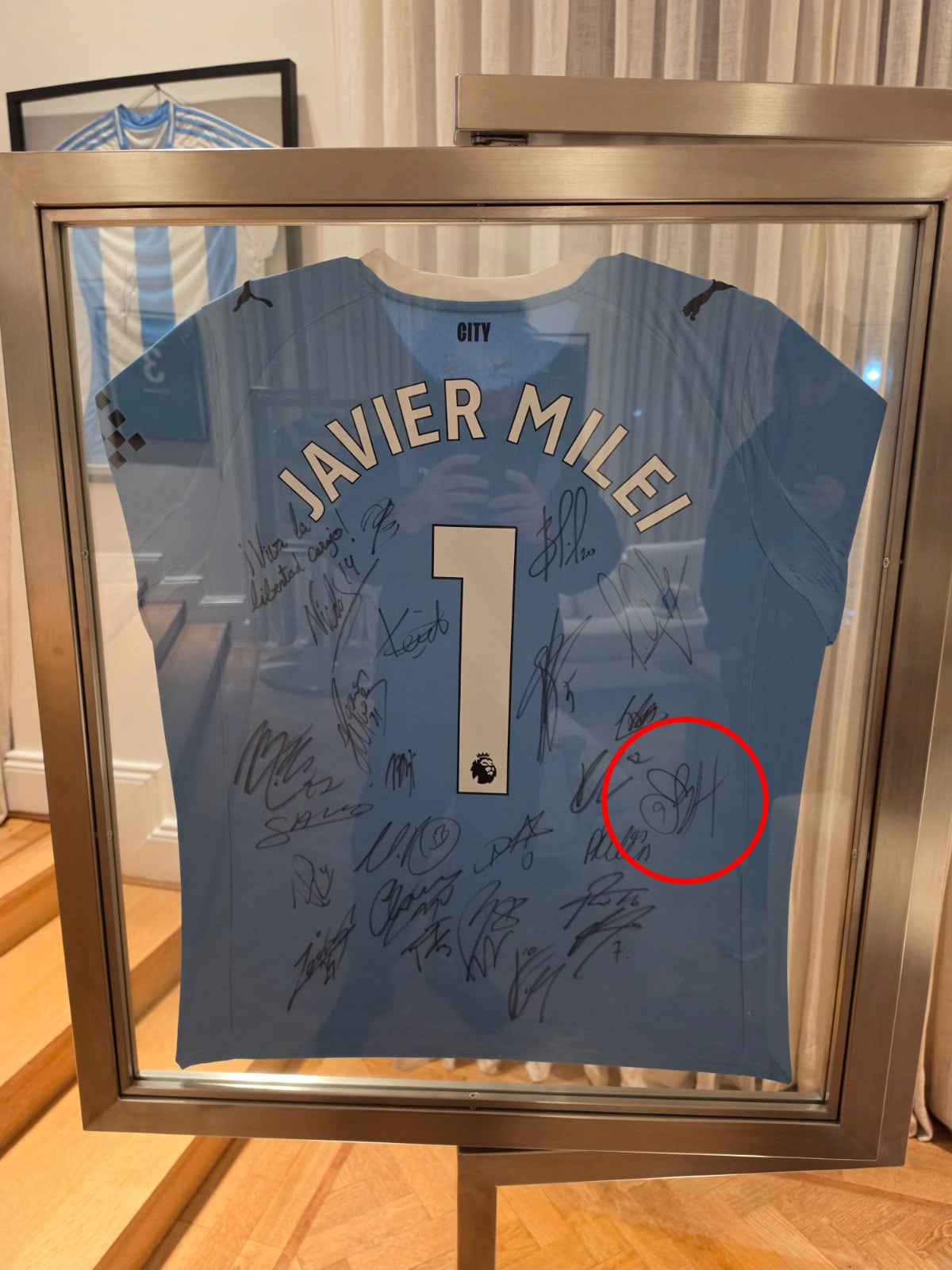 La camiseta del Manchester City firmada por Haaland que tiene Javier Milei