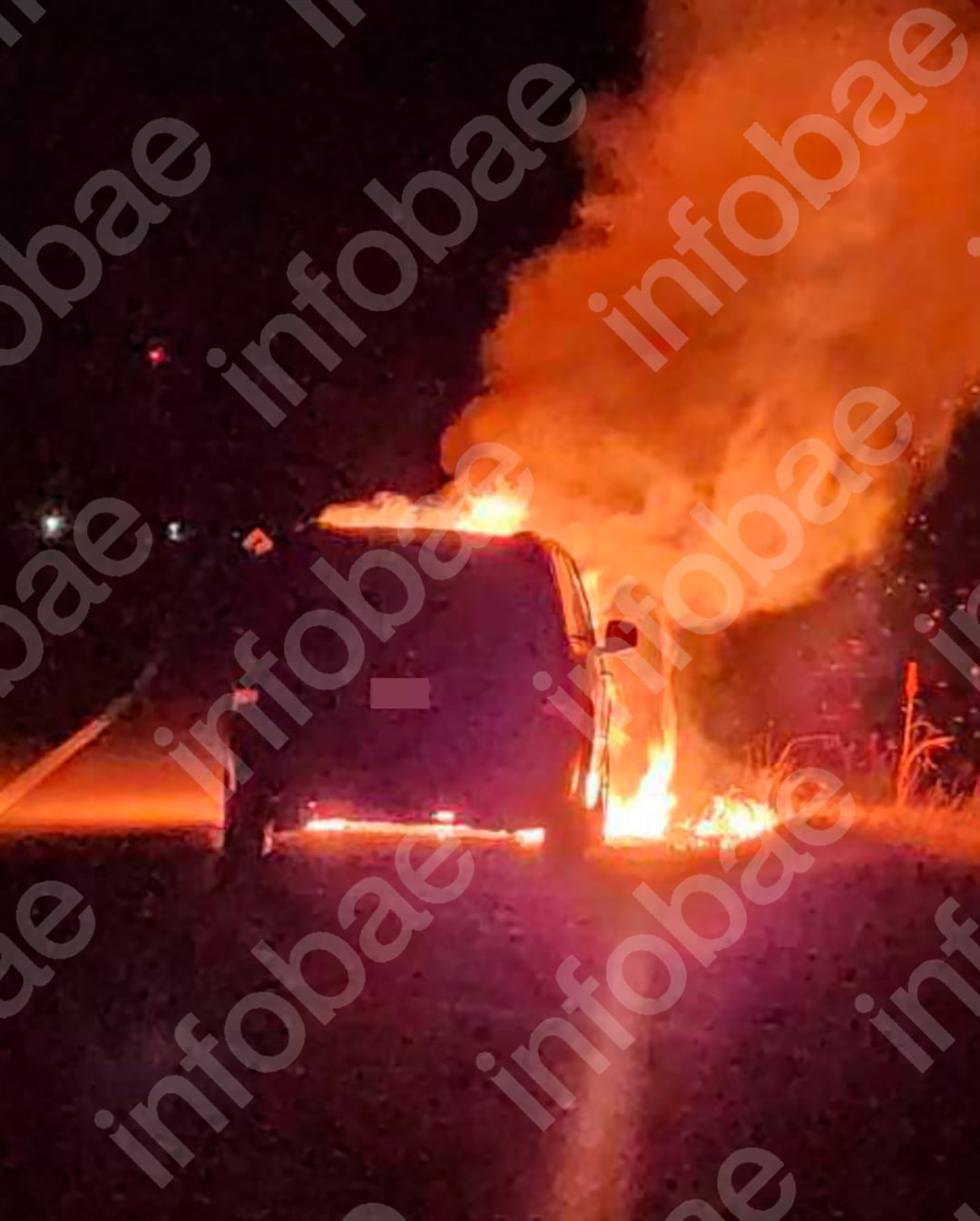 El Chrysler Town & Country se incendió por completo en la Ruta Nacional 5, en Mercedes, cuando sus ocupantes detectaron humo en el capot y lograron bajar antes de que avanzaran las llamas. (Poder Judicial)