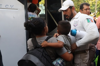 Una migrante con su hijo