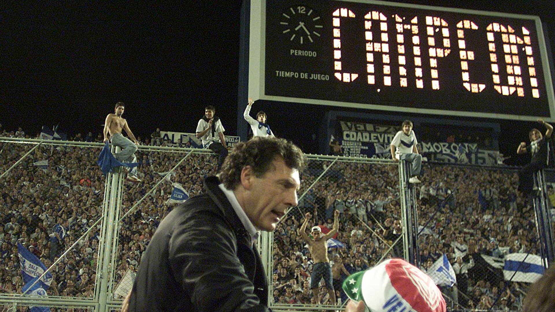 Miguelo festeja en Liniers el título de campeón con Vélez (Fotobaires)
