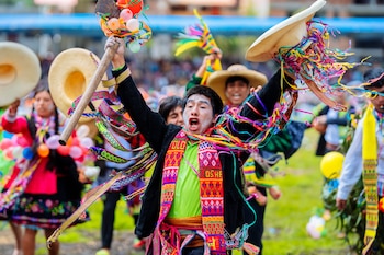 Un danzante con atuendo tradicional