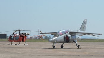 A la izquierda un helicóptero