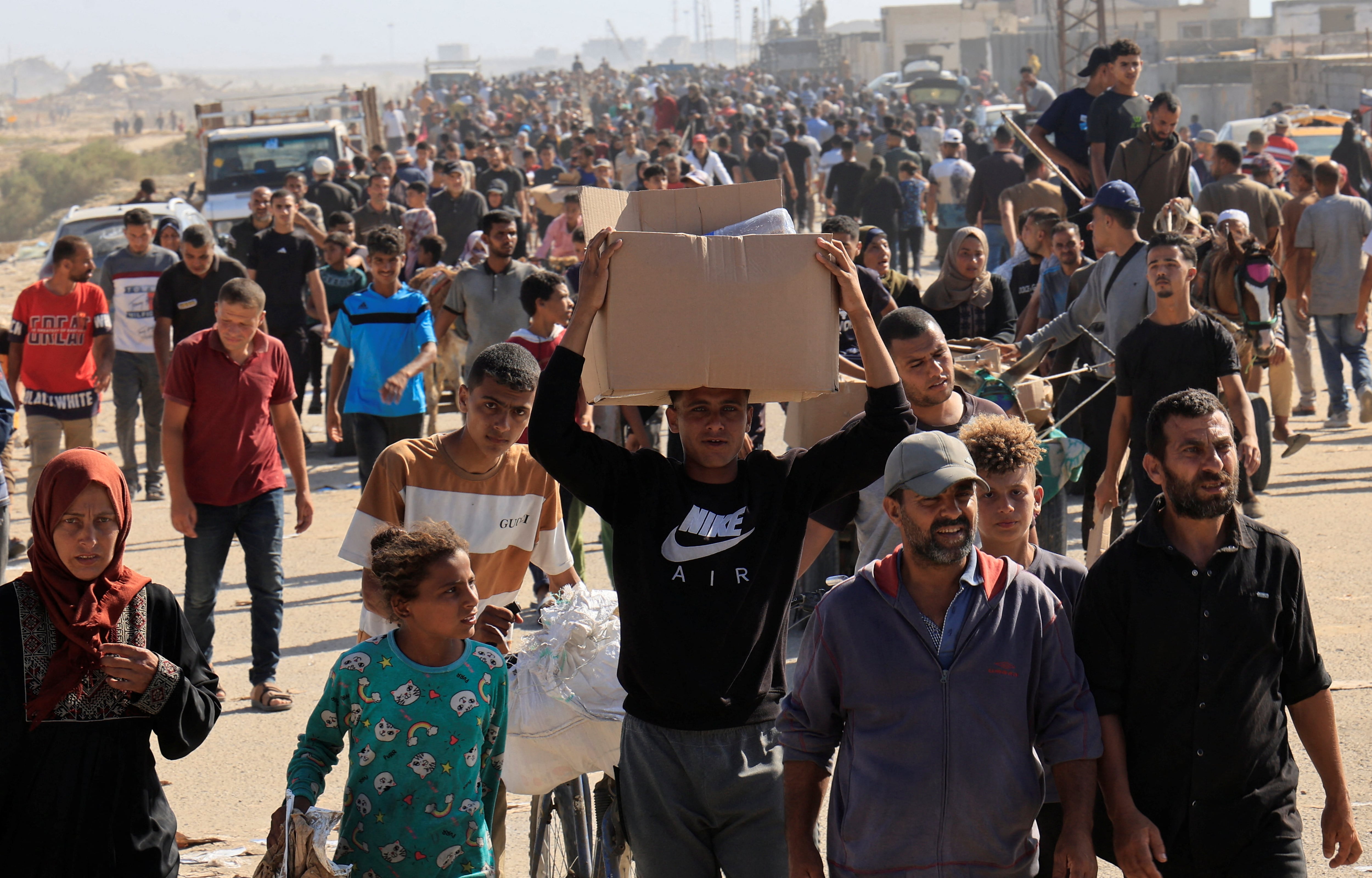 Palestinos que buscan ayuda se reúnen cerca de un centro de distribución de ayuda gestionado por la Fundación Humanitaria de Gaza, respaldada por Estados Unidos, en Rafah, en el sur de la Franja de Gaza, el 27 de mayo de 2025 (REUTERS/Hatem Khaled)