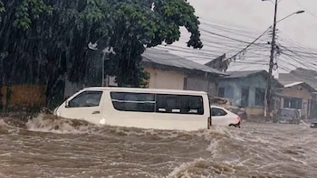 Honduras: Inundaciones afectan a 120 familias y dejan 70 vehículos atrapados en el Norte de país