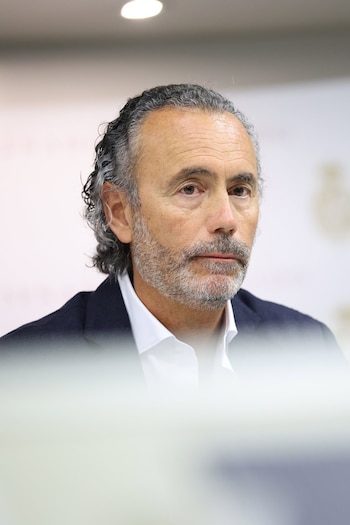 25/05/2026 El presidente de la Asociación Víctimas Descarrilamiento Adamuz (AVDA), Mario Samper Pereira, comparece ante la Comisión de Investigación sobre el estado de la red ferroviaria en España, en el Senado, a 25 de mayo de 2026, en Madrid (España). Samper comparece ante la comisión para informar sobre el accidente ferroviario ocurrido en Adamuz (Córdoba).
POLITICA
Alejandro Martínez Vélez - Europa Press