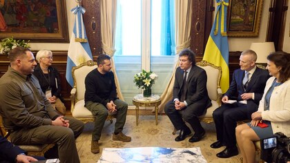 Javier Milei mantiene una reunión virtual con el presidente ucraniano Zelensky