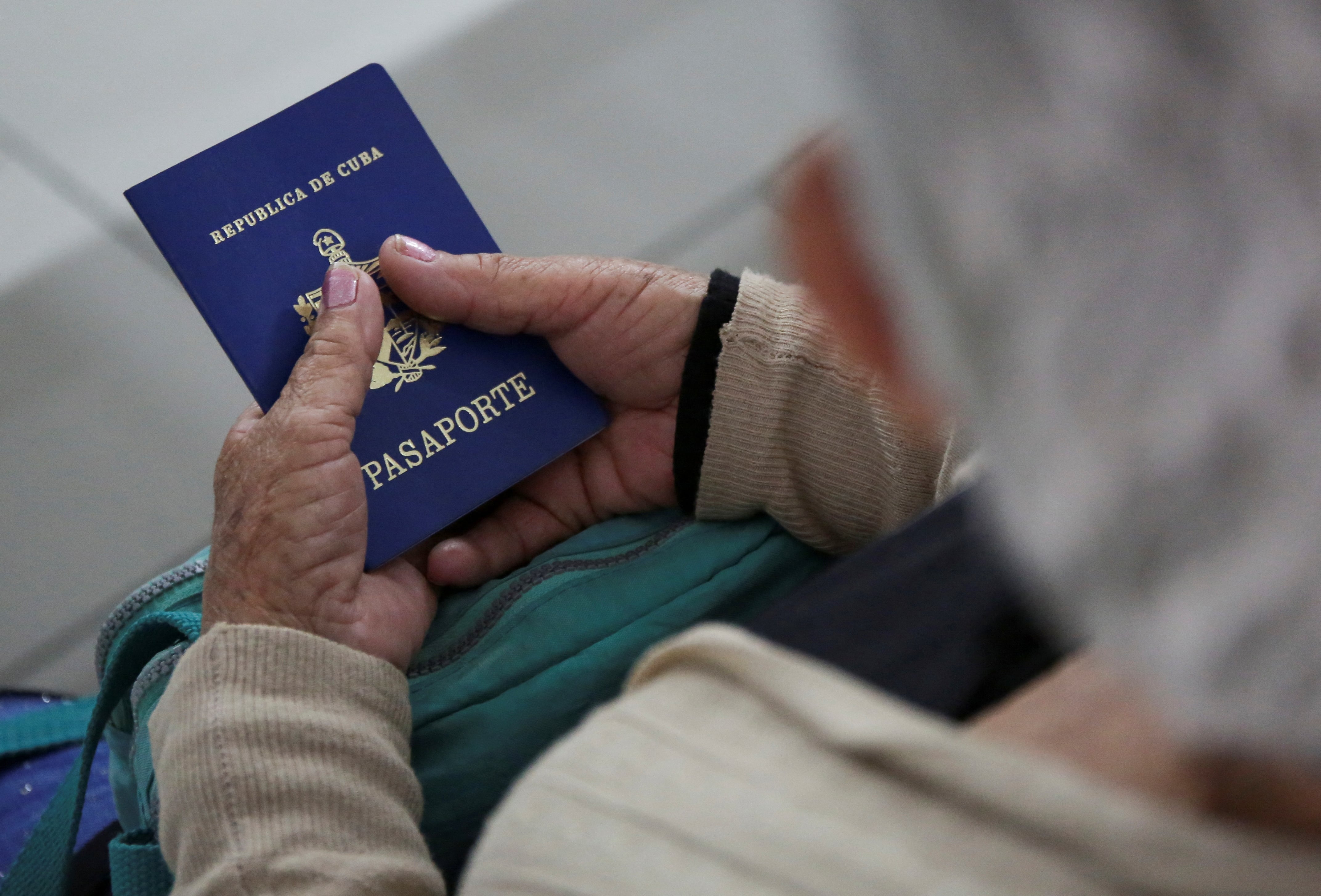 FOTO DE ARCHIVO: Una mujer migrante cubana sostiene su pasaporte mientras solicita un permiso para transitar por Honduras, en el Centro de Atención a Migrantes Irregulares, en Danlí, Honduras, el 21 de marzo de 2025. REUTERS/Leonel Estrada