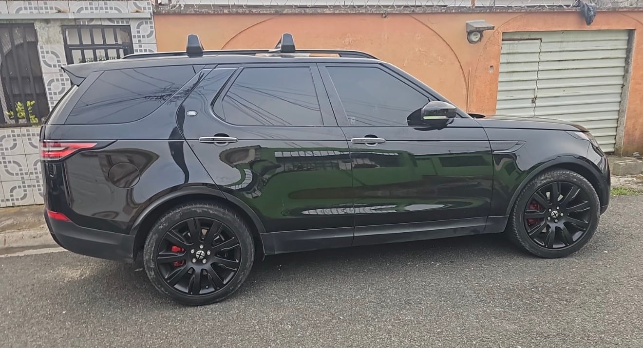 Durante los allanamientos se decomisó dinero en efectivo, vehículos, un arma y, en la casa de Barahona, se encontró droga y una balanza, como la utilizada para pesar sustancias psicotrópicas. Crédito: Ministerio Público de Costa Rica