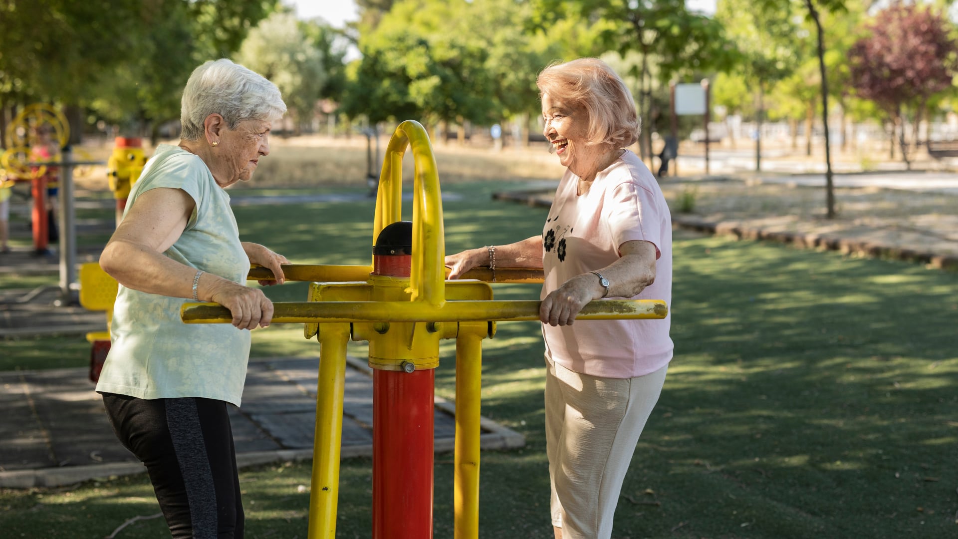 La OMS indica que después de los 60 no existe un deporte único mejor y recomienda combinar actividad aeróbica, fuerza y equilibrio.