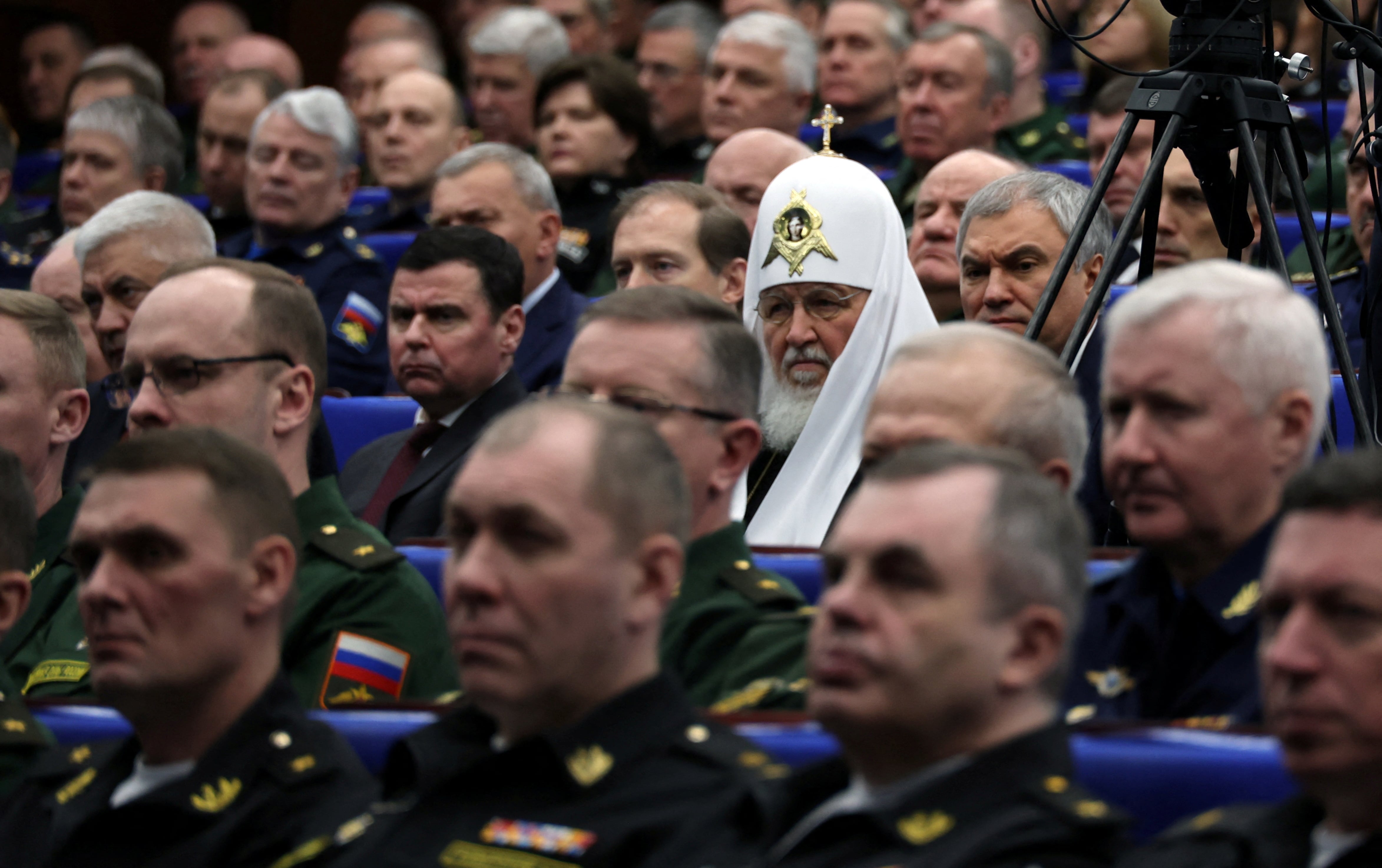 Participantes, entre ellos el patriarca Kirill, en la reunión anual de la Junta del Ministerio de Defensa ruso, en medio del respaldo de la Iglesia al nacionalismo del Kremlin, en Moscú, el 21 de diciembre de 2022. (Sputnik/Mikhail Klimentyev/Kremlin vía REUTERS)
