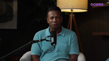 El exfutbolista relató que una recaída lo llevó a dispararle a un amigo e intentar suicidarse - crédito captura de pantalla Fernando Anzures DOERS the PODCAST / YouTube