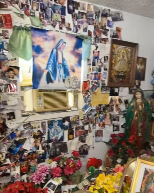 Cientos de fotos y cartas en la capilla destacan milagros atribuidos al árbol. (@brendaa.denisee)