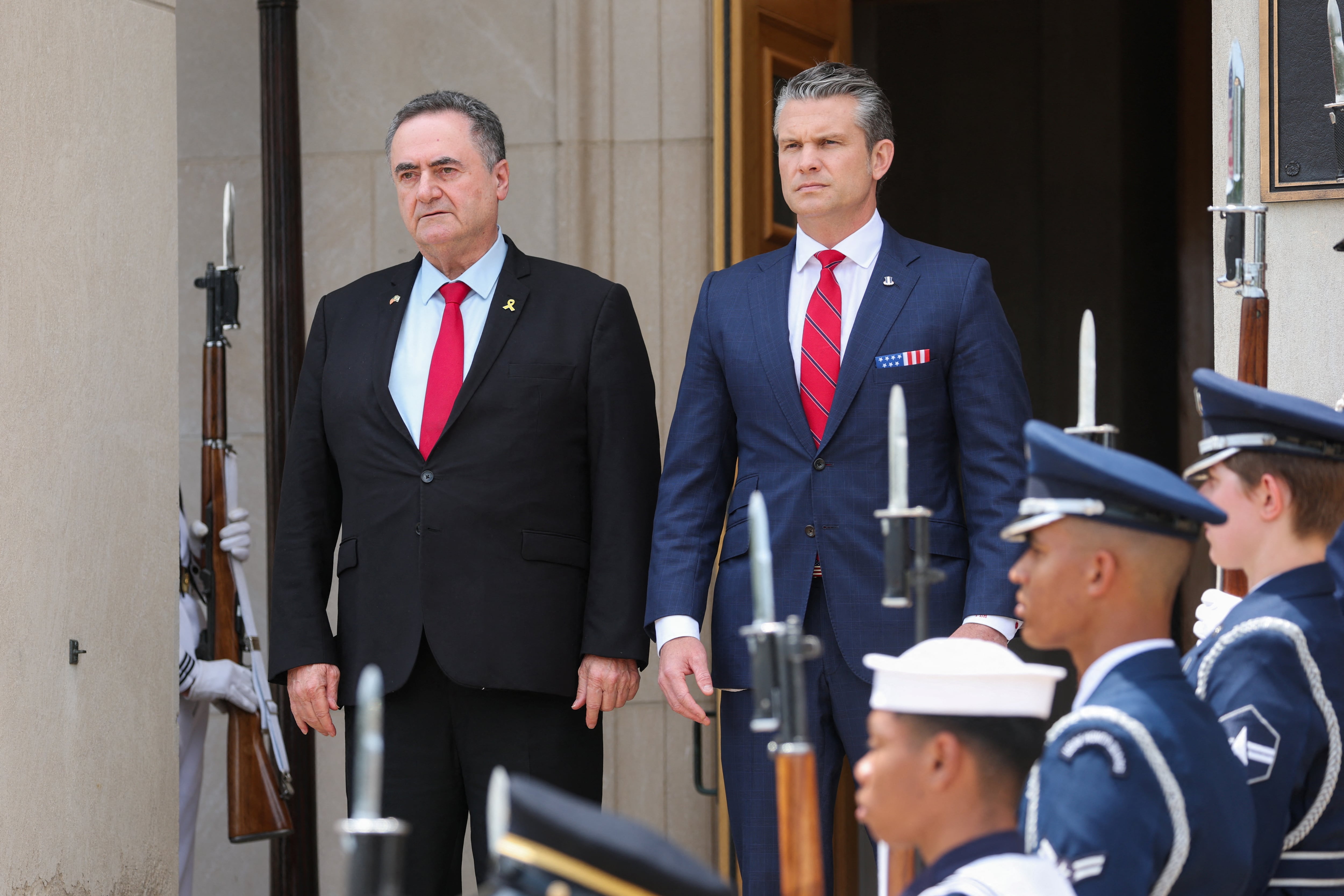 El secretario de Guerra de EE. UU., Pete Hegseth (izq.), se reunió con el ministro de Defensa de Israel, Israel Katz (Archivo/REUTERS/Jonathan Ernst)