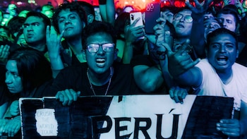 Fanáticos de distintas generaciones se reunieron para corear los clásicos de la banda durante la histórica noche de despedida. Foto: Premium Comunicaciones