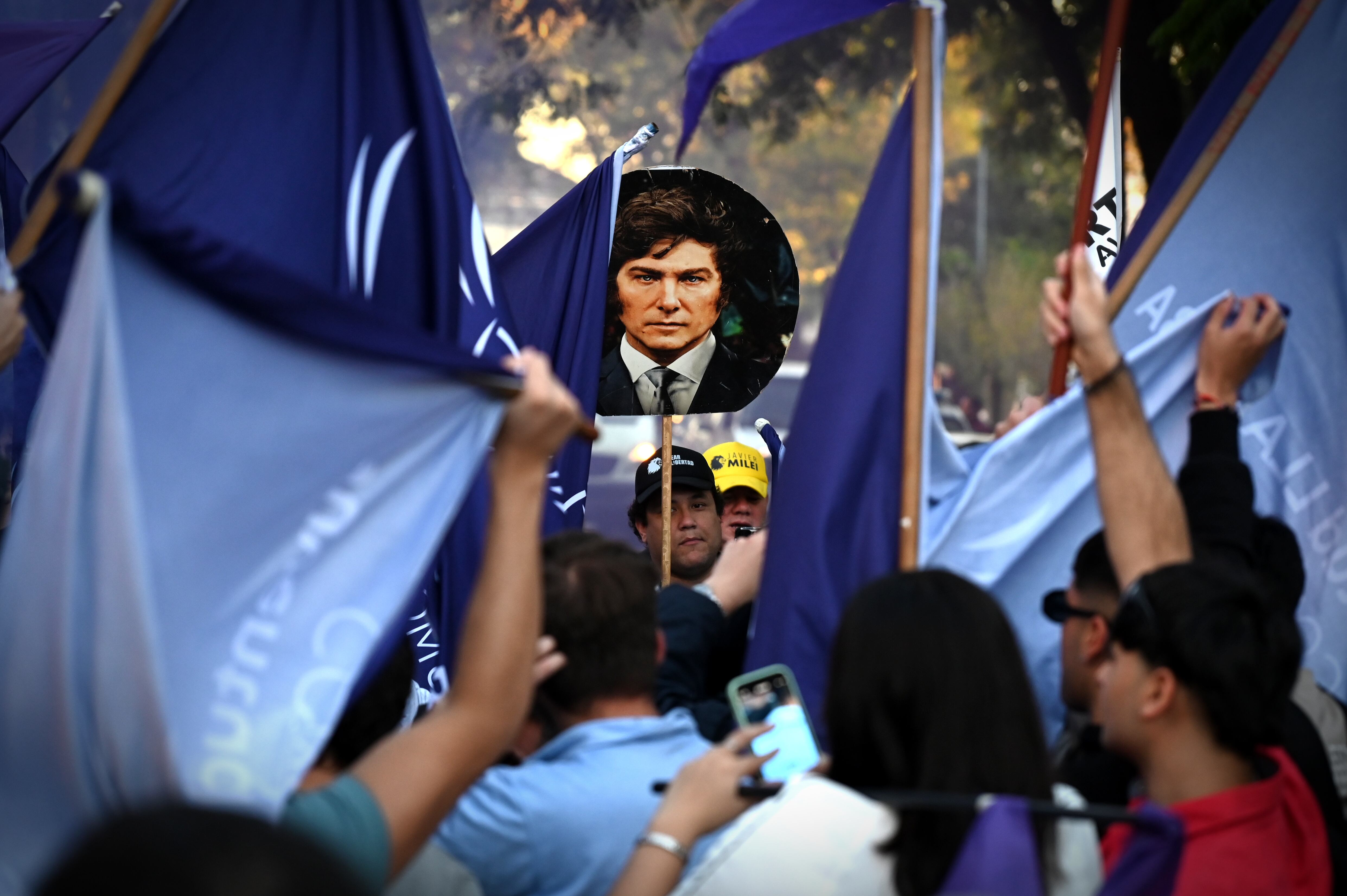 Los militantes llegaron con banderas y carteles a favor de Milei