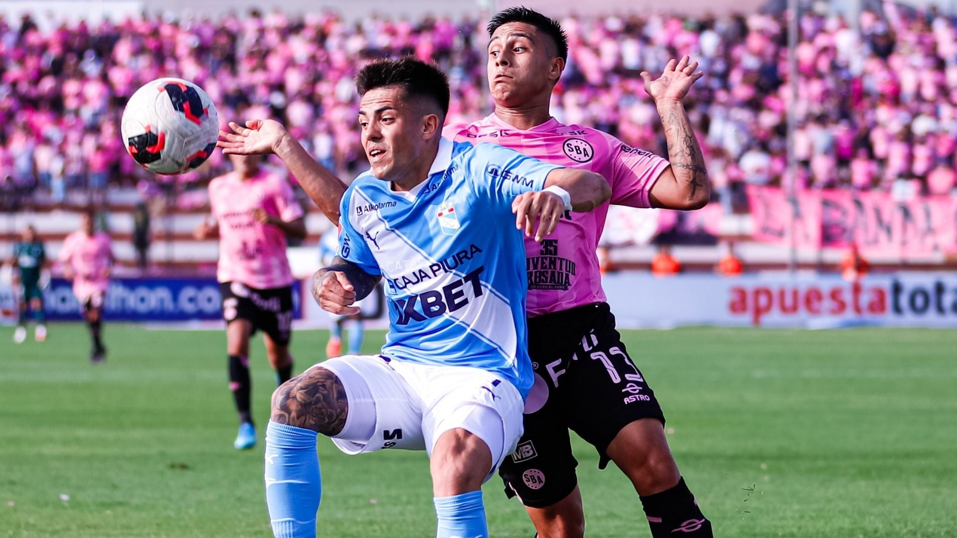 Santiago González aguantando la marca de Mathias Llontop. - Crédito: Liga 1
