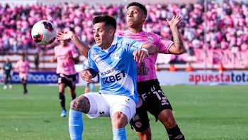Santiago González aguantando la marca de Mathias Llontop. - Crédito: Liga 1