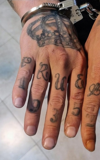 Los tatuajes del detenido por amenazas Javier Milei