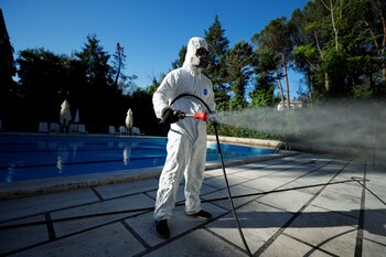 Un trabajador con equipo de
