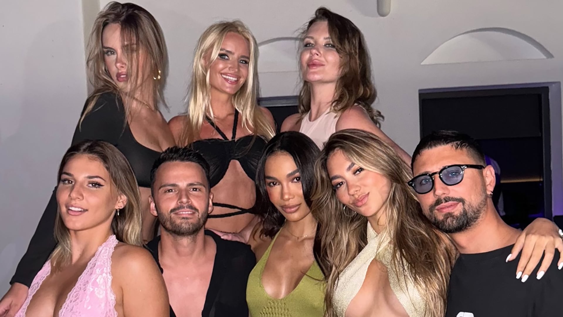 Un grupo de amigos posa sonriente y lleno de alegría en Bonbonniere Mykonos, disfrutando de una noche vibrante de celebración y compañerismo en la famosa isla griega.