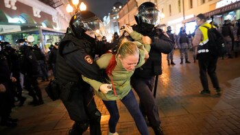 La policía antidisturbios detiene a