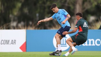 Paulo Dybala resguarda el balón