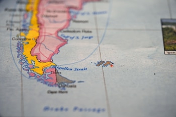 Sostener una operación en el mar requiere transportar equipos, repuestos, insumos y provisiones, disponer de servicios portuarios y mantener conexiones marítimas regulares (Imagen: Shutterstock)