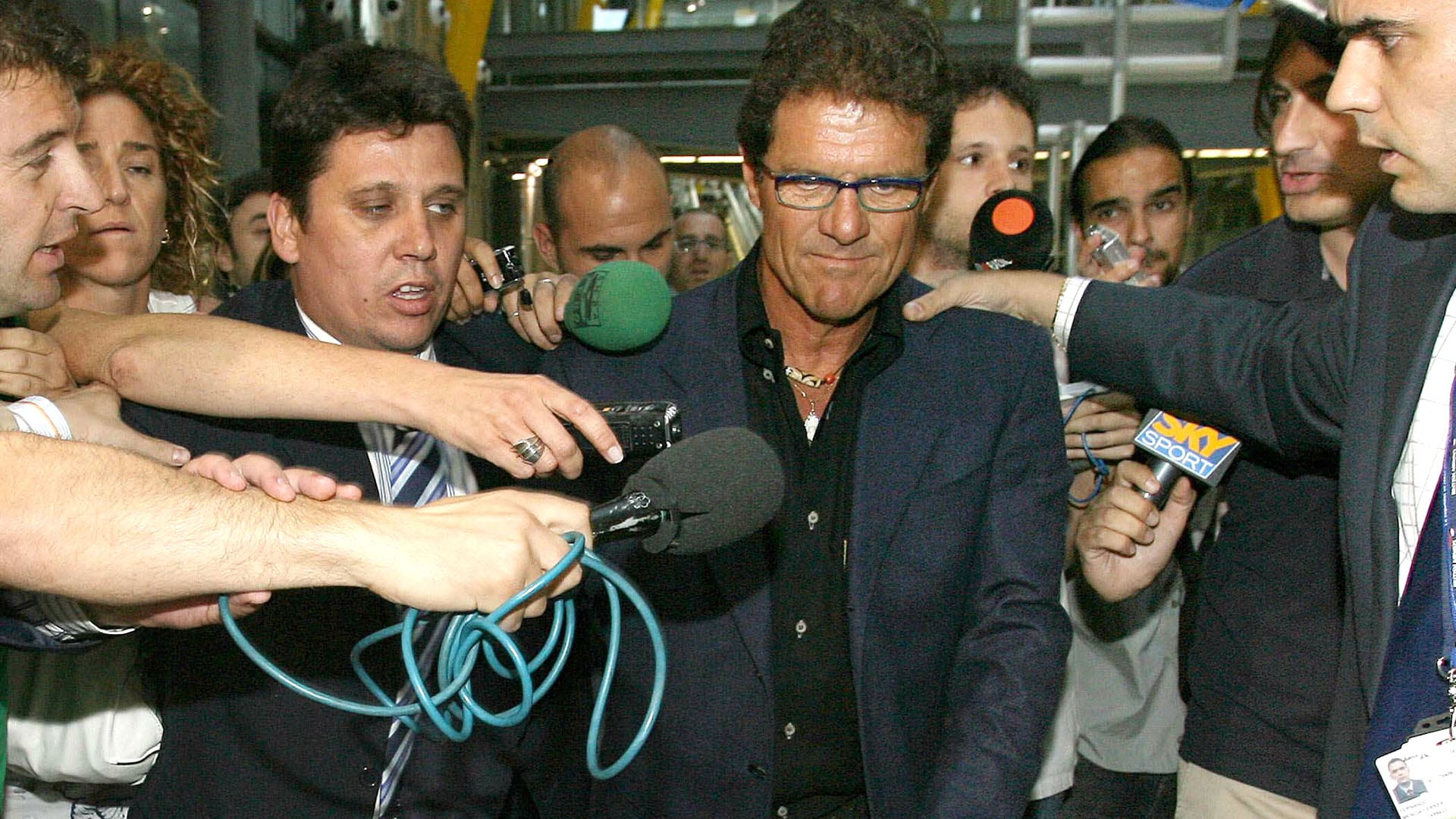 Fabio Capello tras renunciar a la Juventus luego de que estalle el Calciopoli, una red de corrupción estructural en el fútbol italiano y la Serie A (AFP PHOTO/ PIERRE-PHILIPPE MARCOU)