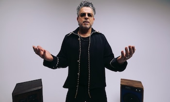 Luis Enrique regresa a la salsa con 'El alma en clave', su primer álbum completo del género en 13 años, consolidando un nuevo ciclo en su carrera./ (Rolling Stone en Español)