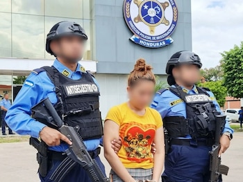 La sospechosa habría fingido estar privada de libertad en dos ocasiones, el 21 de abril y el 1 de junio de 2026, según las investigaciones. (Foto: Policía Nacional)