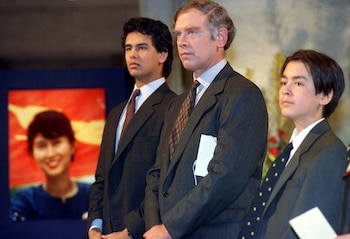 El alto precio que Aung San Suu Kyi pagó por combatir la dictadura militar fue alejarse de su familia. Alexander (izq.), Michael Aris (cen.) y Kim (der.) pasaron casi dos décadas separados de "La Dama". (REUTERS/Stringer).