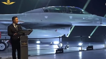 El ministro Petri junto a