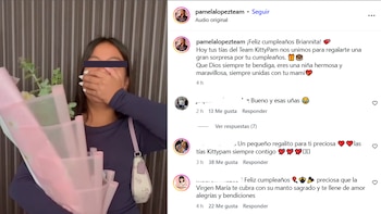 Mujer joven con cabello oscuro cubre su rostro con la mano, sujeta un ramo de flores envuelto en papel rosa, lleva un bolso blanco y un vestido oscuro. Aparece un post de Instagram