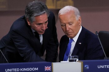 Joe Biden dialoga con Antony